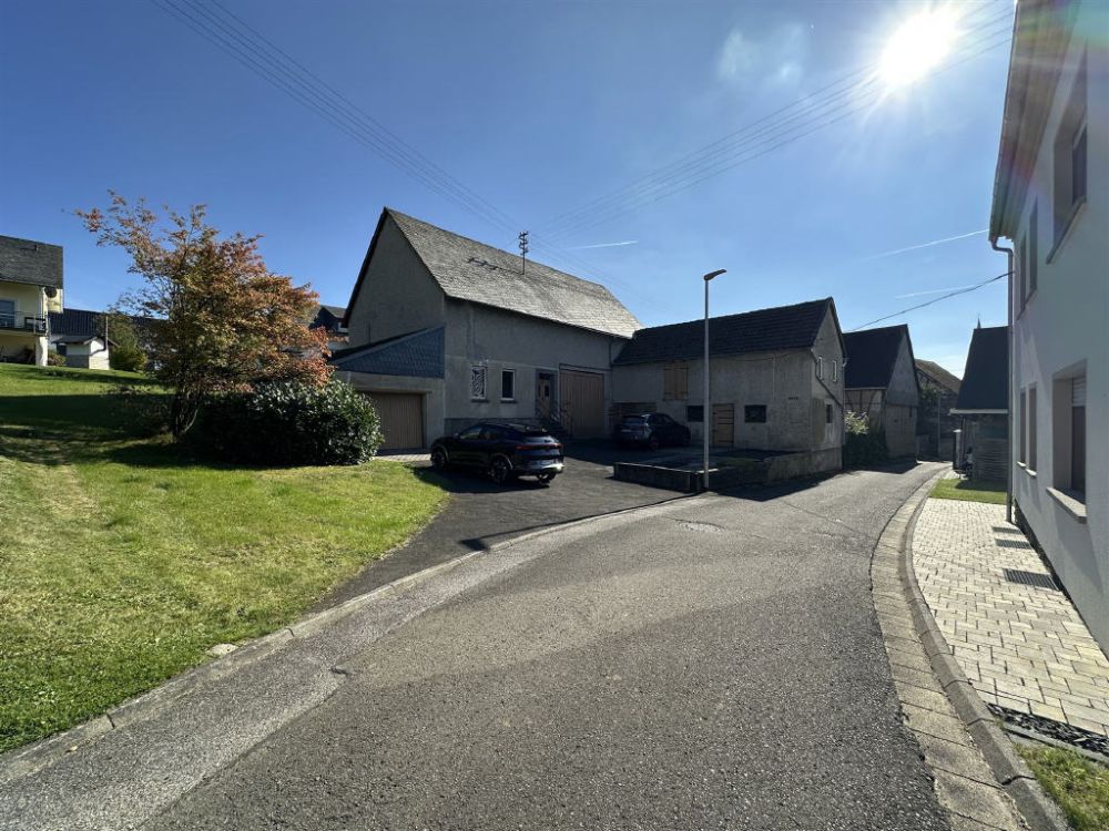 Schönes Einfamilienhaus mit Scheune und großem Grundstück