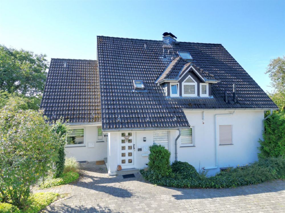 Mit zwei Garagen