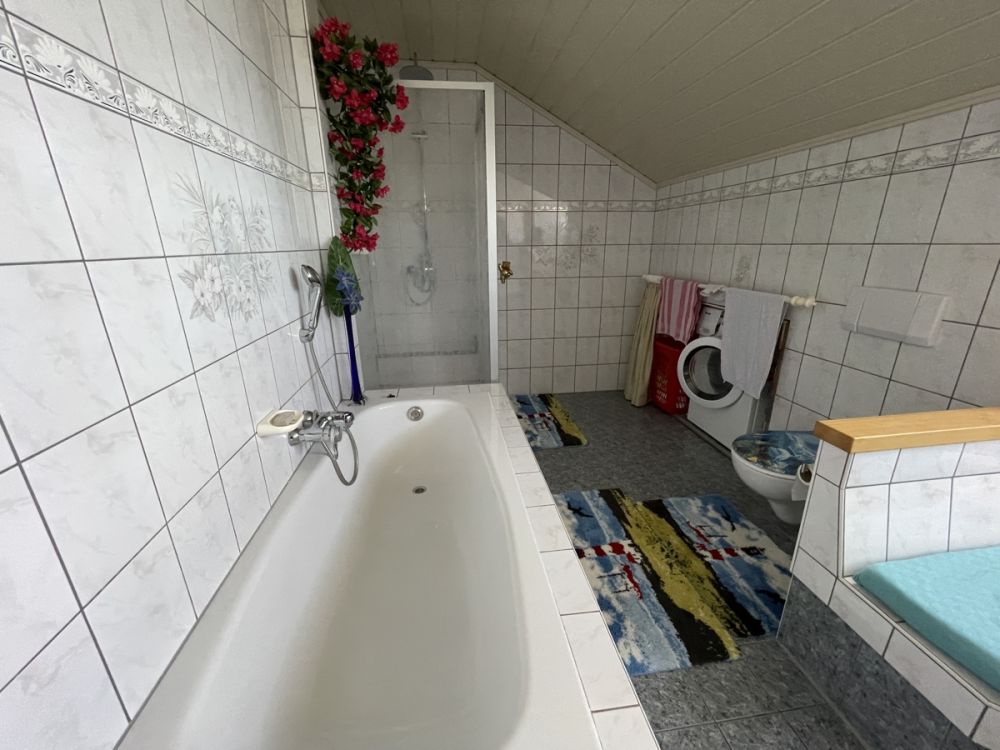 Wohnhaus in Traumlage mit vier Garagen und Nebengebäuden im Ort Griesbach