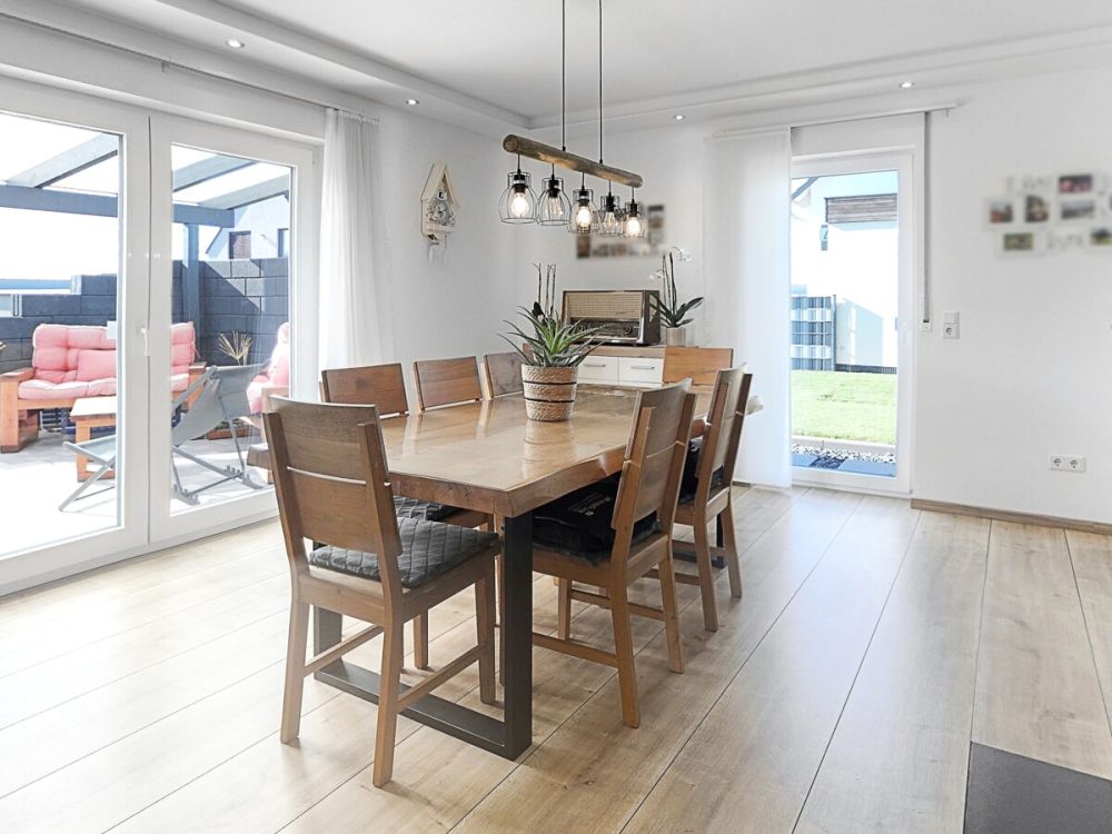 Jung, modern, familienfreundlich - Neuwertiges Einfamilienhaus in Wörnitz!