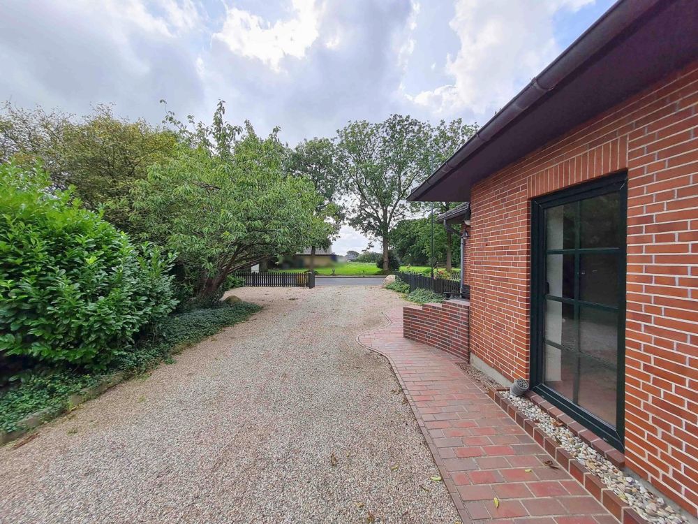 Großzügiges EFH samt liebevoll angelegtem, gepflegten Grundstück in Behrendorf