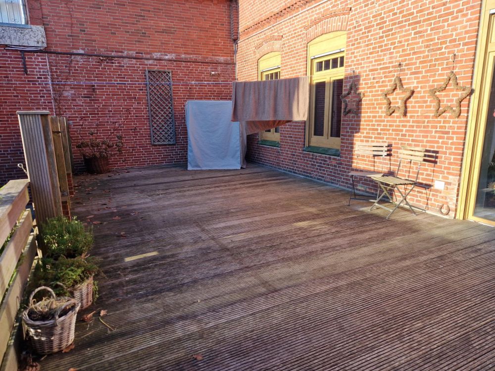 Große Holzterrasse- Grillabende mit der Familie und Freunden sind hier kein Problem.