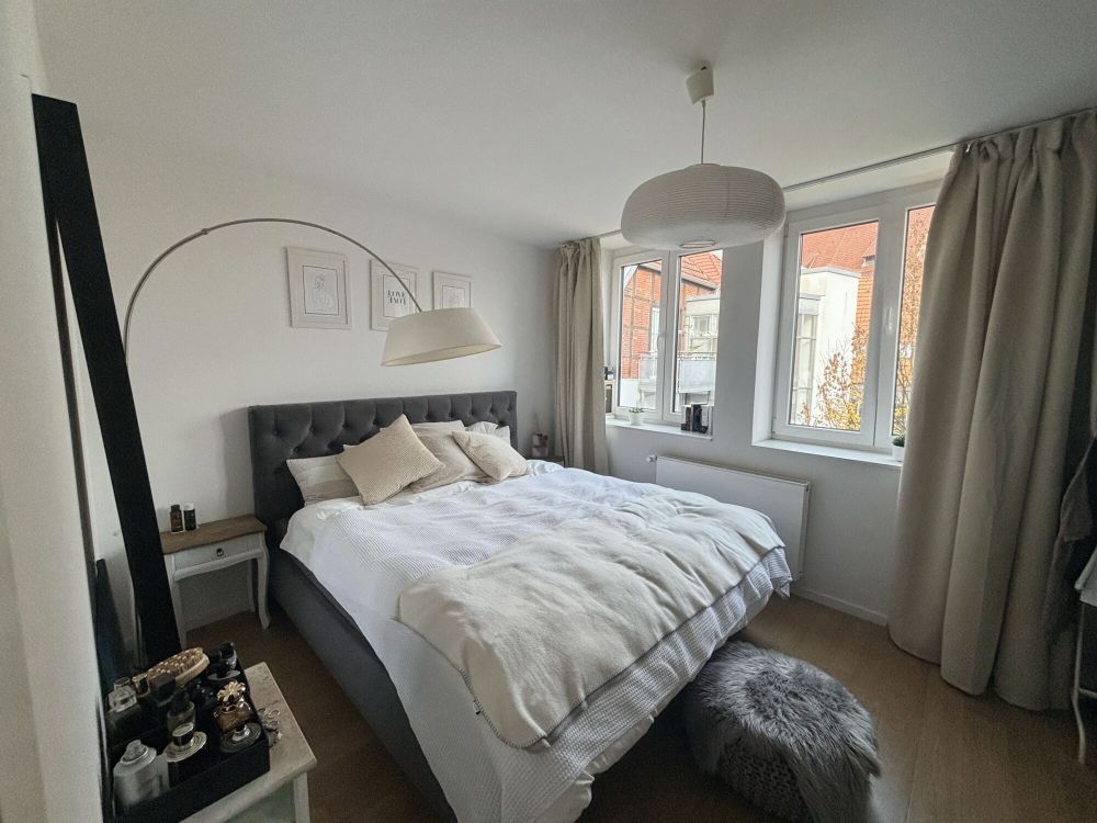 Stilvoll und Modern!
Hochwertige Mietwohnung mit Loggia in der Innenstadt