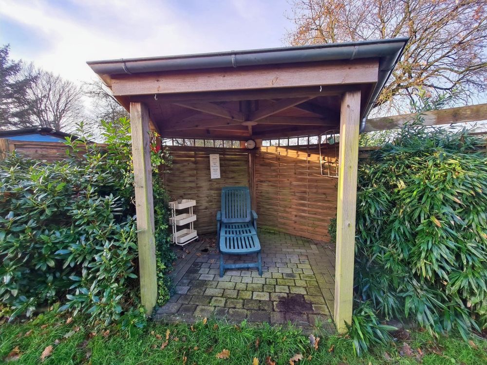 Kleine Gartenlaube zum Entspannen