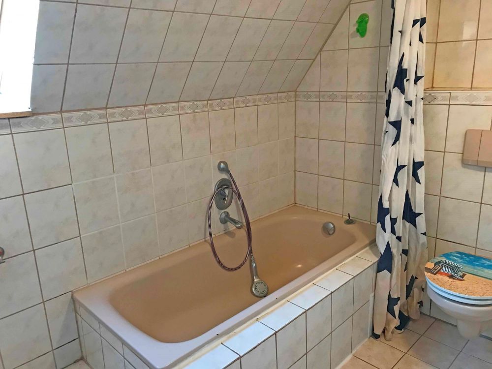 Große Dachgeschosswohnung mit Gartenanteil