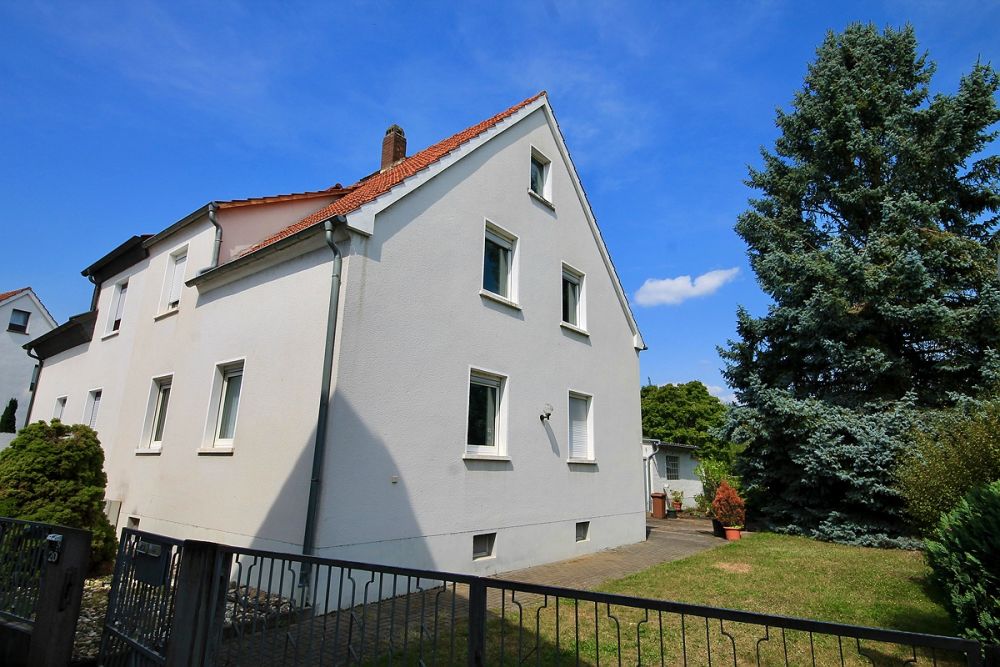 Idyllische Mainlage: Doppelhaushälfte mit Erholungsgrundstück in erster Reihe