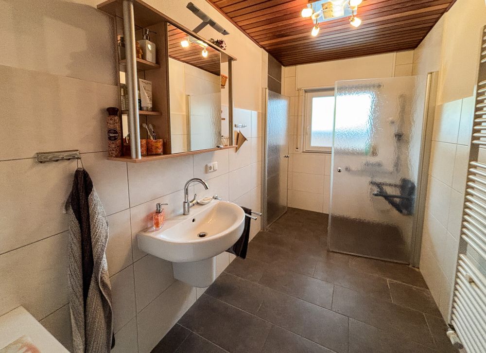 Bad mit ebenerdiger Dusche