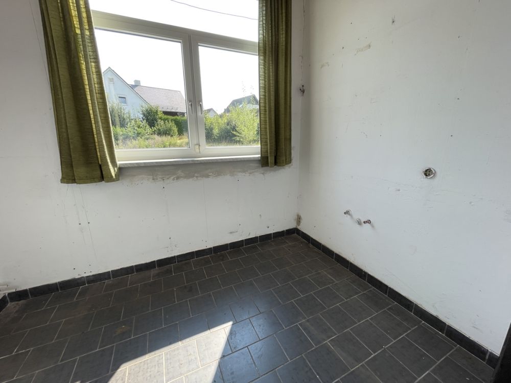 Ruhig gelegenes Baugrundstück mit Halle und riesigen Gartengrundstück!