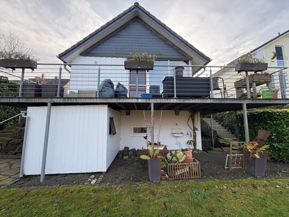 Gartenansicht mit großem Balkon