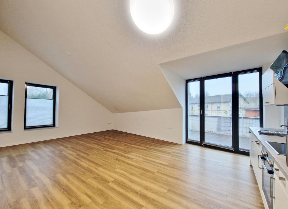 offene Wohnküche mit Balkonzugang