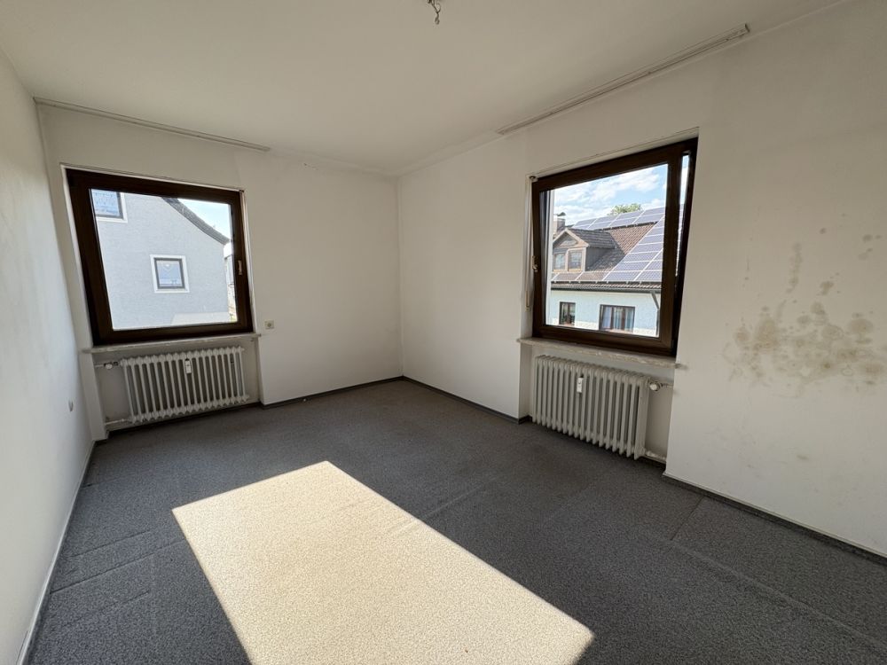 Zweifamilienhaus auf schönem und großzügigem Grundstück in ruhiger Lage in Schönkirch!