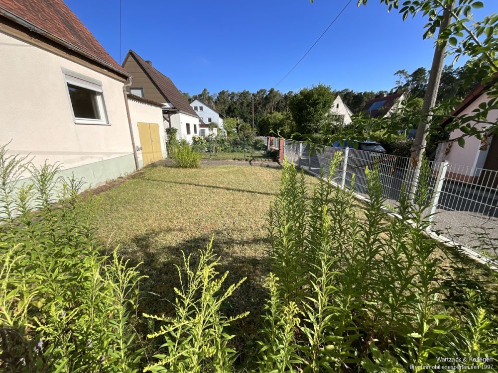 Kleines Einfamilienhaus zur Sanierung oder Abriss
mit wunderschönem Grundstück in Schwabach