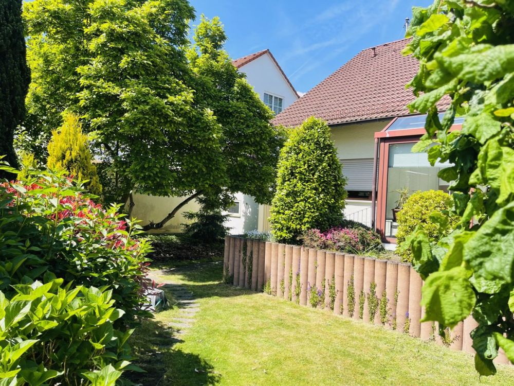 Gartenparadies - Zweifamilienhaus mit Einliegerwohnung