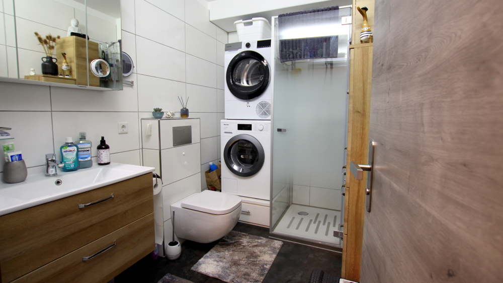 Charmante, modernisierte 2-Zimmer-Wohnung im I. Obergeschoss mit Balkon und Tiefgaragenstellplatz