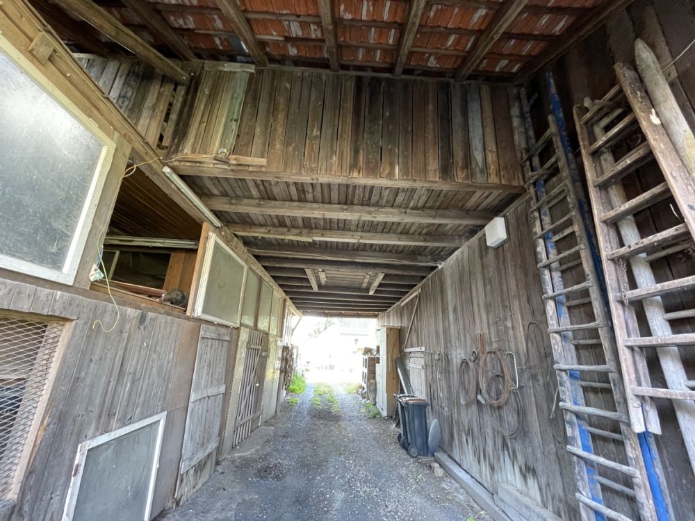 Großes Grundstück mit Nebengebäuden in guter Lage zum Verkauf!