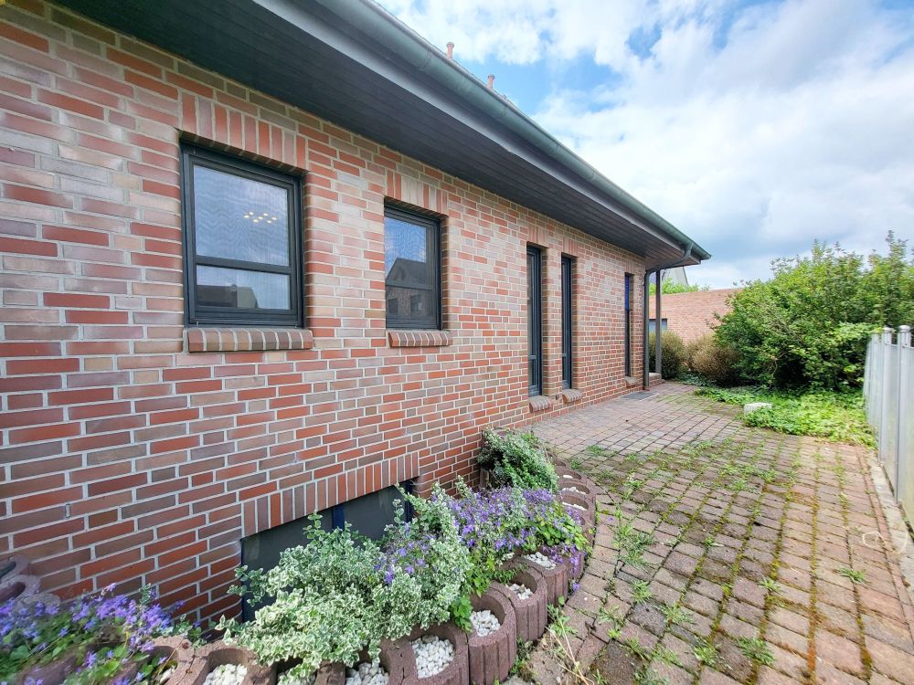 Hausseite mit Souterrainfenster