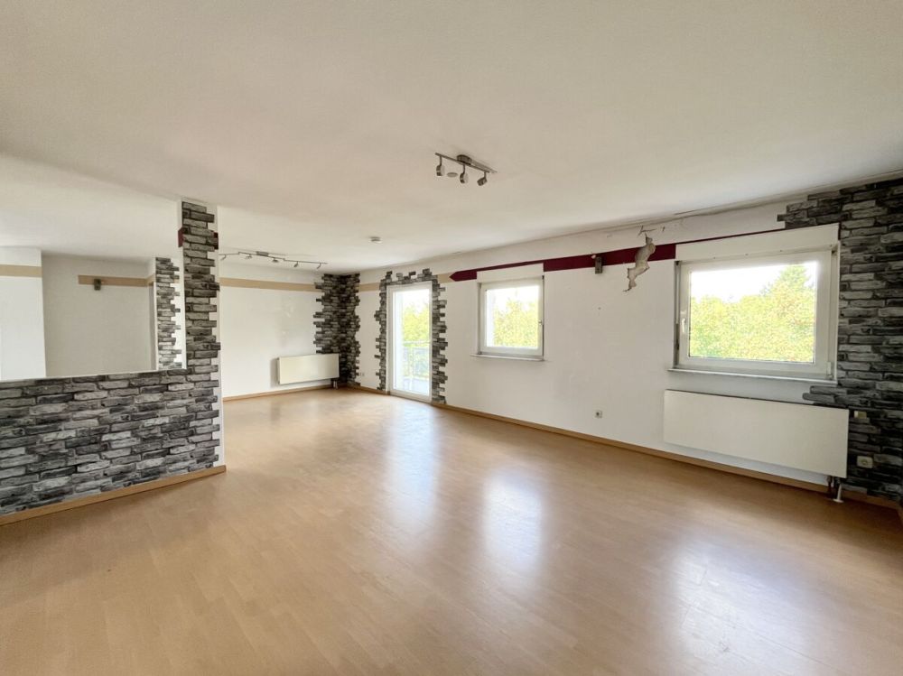 Exklusives Angebot: Großzügige 4-Zi.-Whg. mit PKW-Stellplatz in freundlicher Wohnanlage