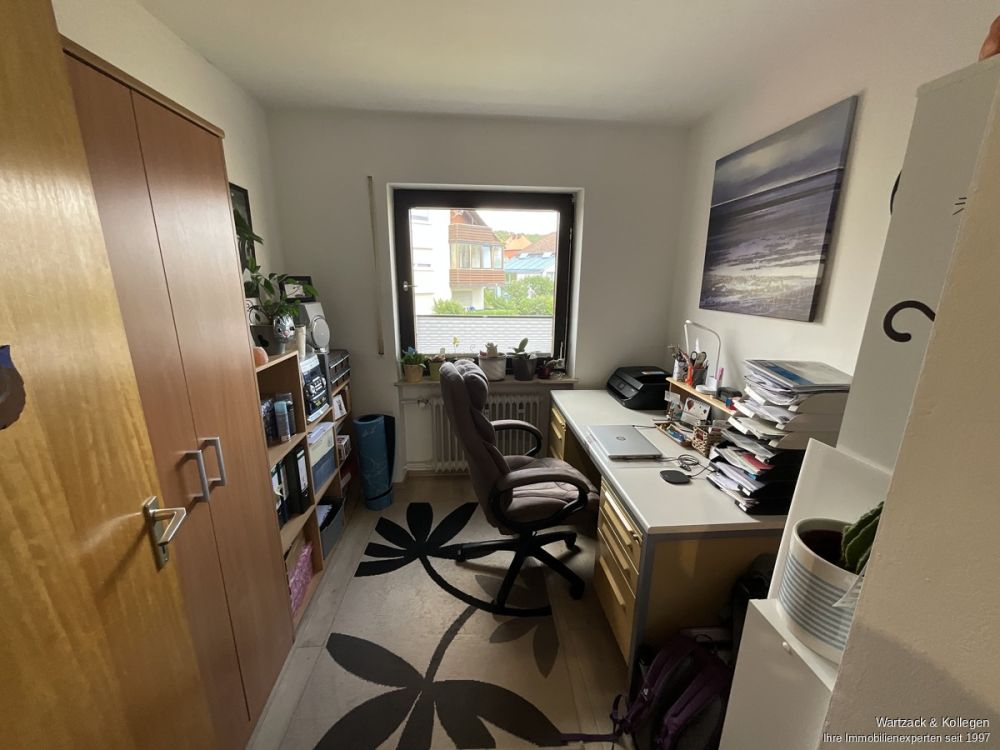 Gepflegte und gut geschnittene 
3,5-Zimmer-Wohnung 
im 1. OG 
inkl. Garage und Einbauküche