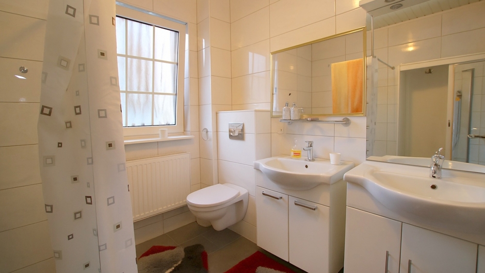 Ein-/Zweifamilienhaus mit großzü. Garten, Garage sowie abtrennbarem Bauplatz in Edewecht-Osterscheps