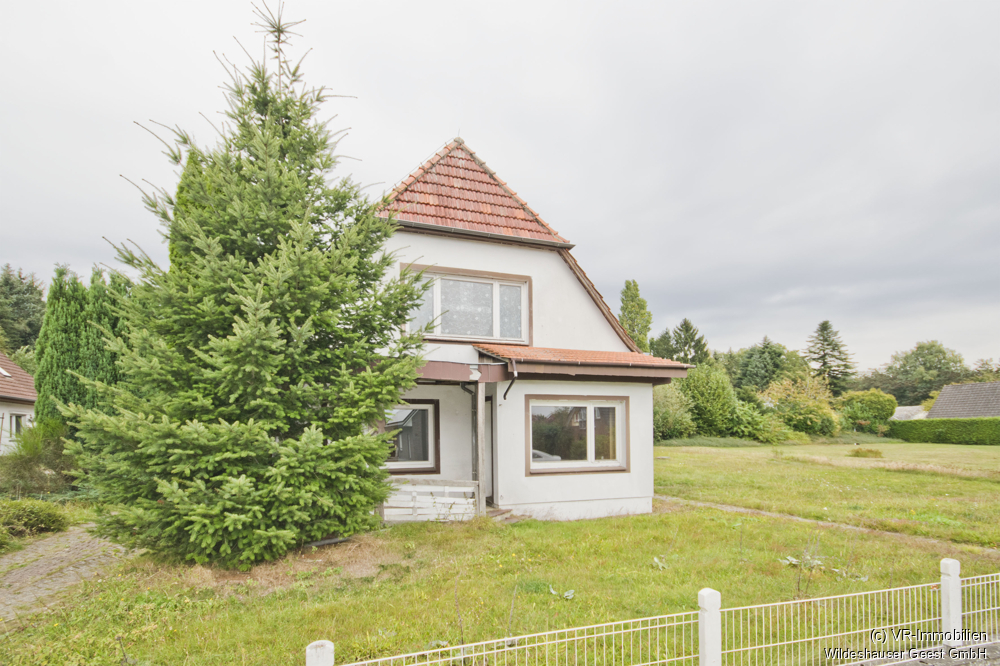 Sanierungsbedürftiges 1-2-Familienhaus auf großem Grundstück in Aschenstedt