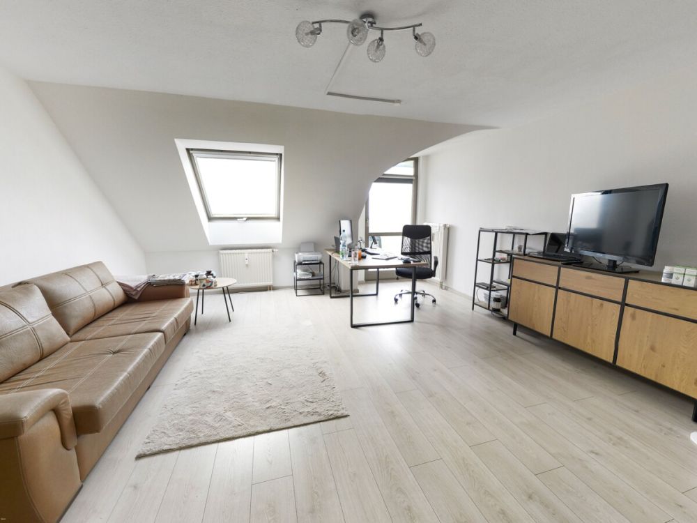 Ideale Kapitalanlage: Charmante Dachgeschoss-Maisonette-Wohnung mit Stellplatz in ruhiger Lage von Heilsbronn!