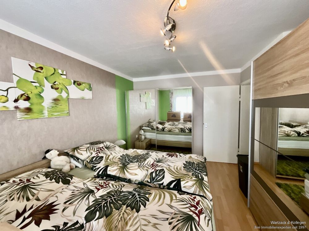 Komplett frei! 
Zweifamilienhaus mit zusätzlicher Einliegerwohnung im DG 
in Büchenbach