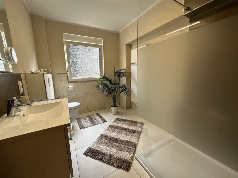 Sehr gepflegtes Einfamilienhaus mit großem Grundstück!