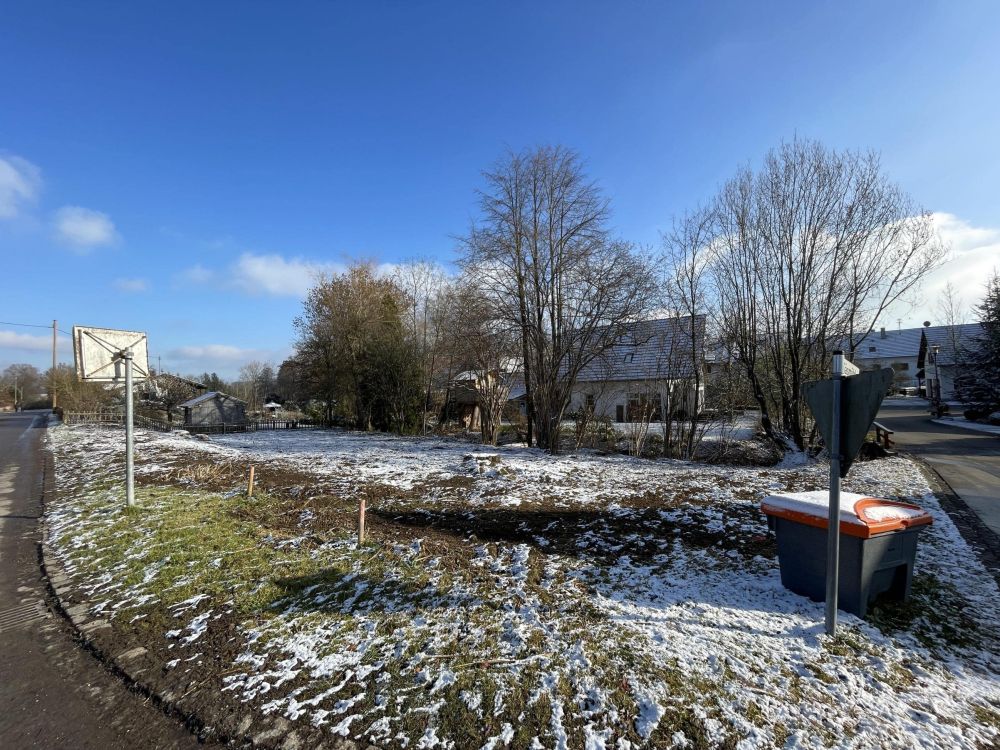 BAUPLATZ + GENEHMIGTER BAUPLAN