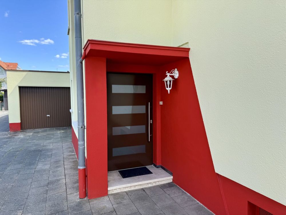 Ein- bis Zweifamilienhaus in idyllischer Ortslage
- großer Garten, 3 Garagen -