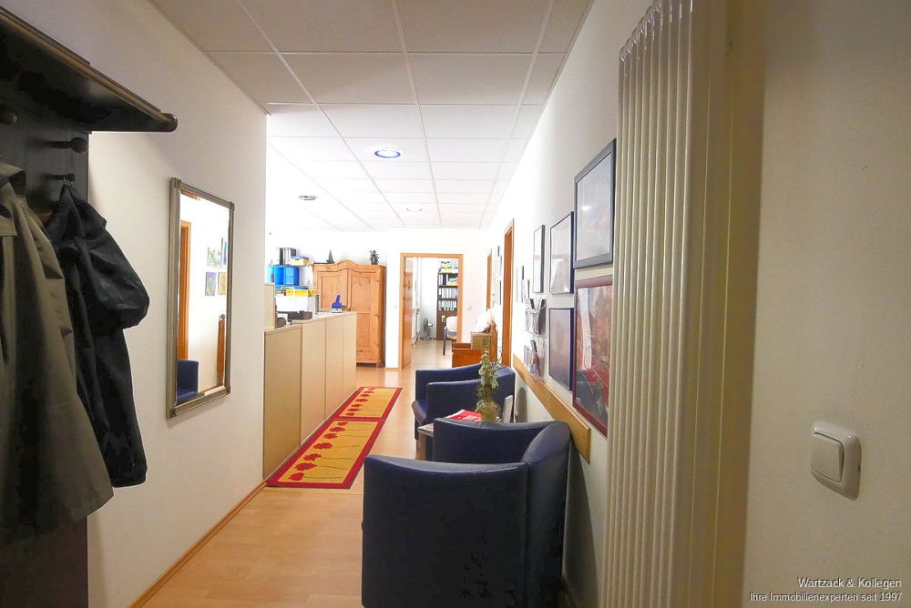 Perfekt auch zur Kapitalanlage! Schönes Büro in Roth 
mit zwei Tiefgaragenplätzen