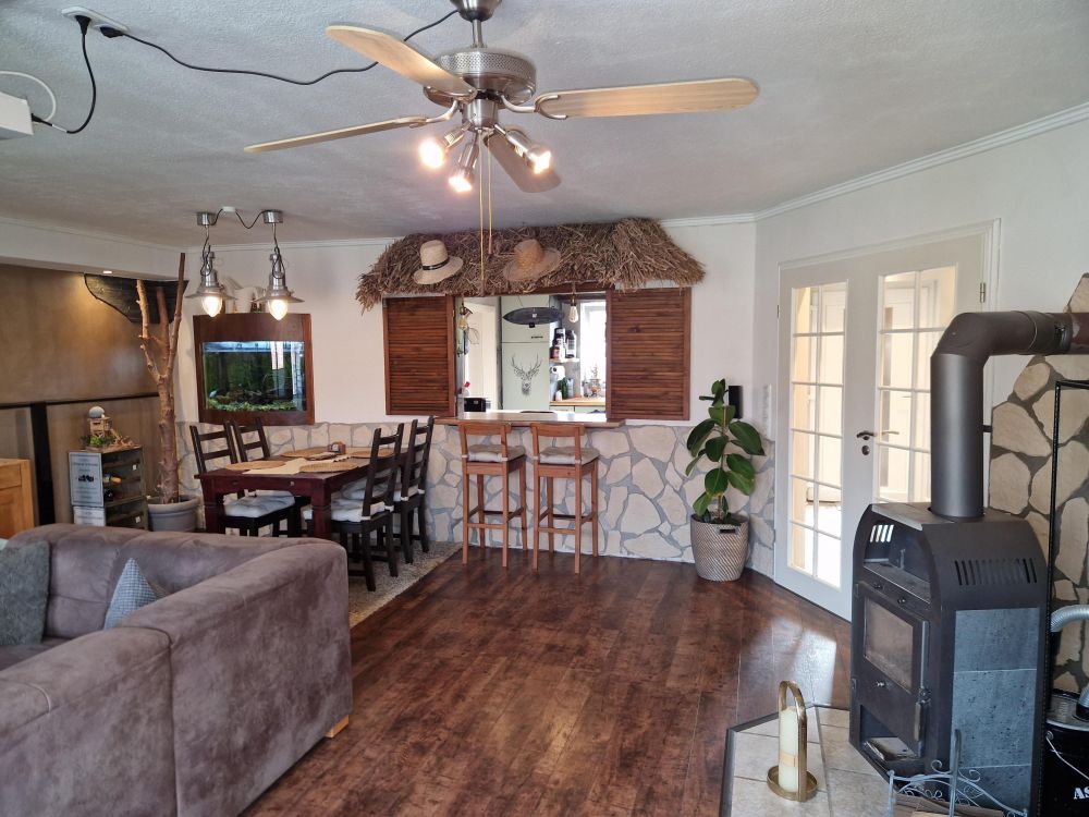 Blick auf die beiden Essbereiche