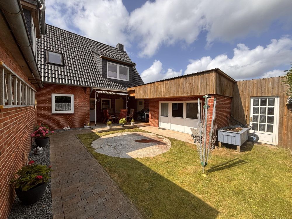 Gartenansicht im Sommer