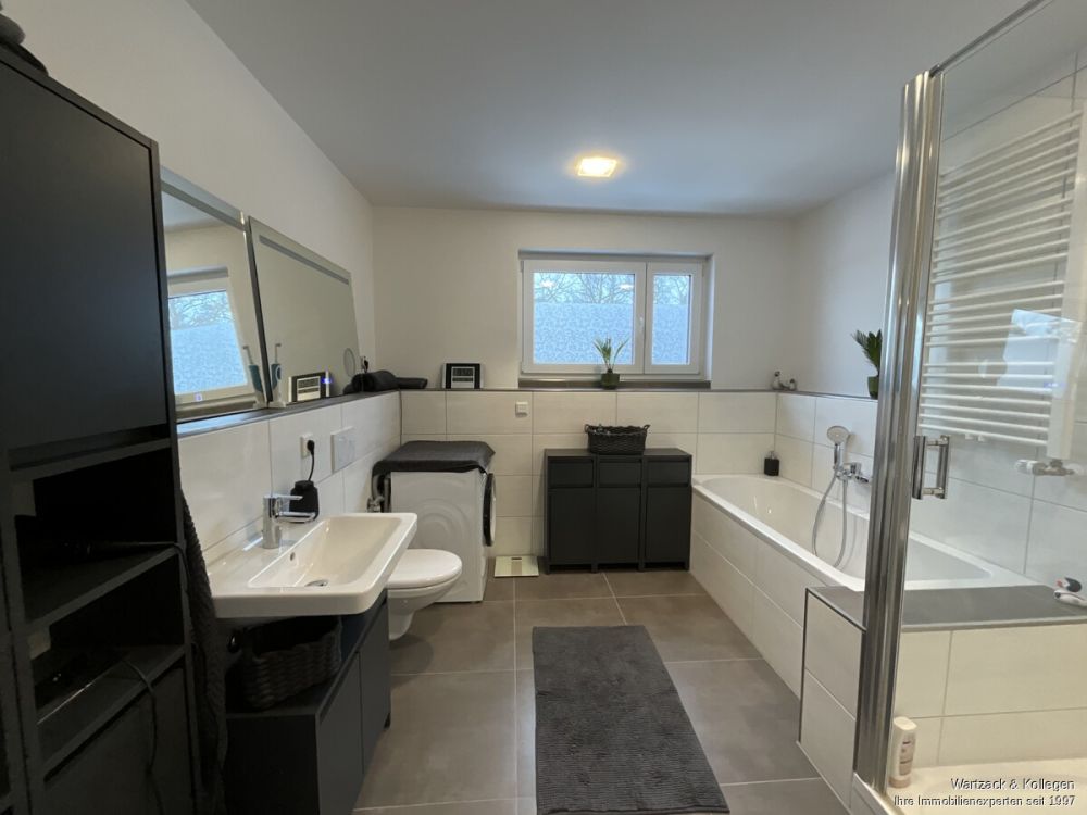 tagesbelichtetes Badezimmer