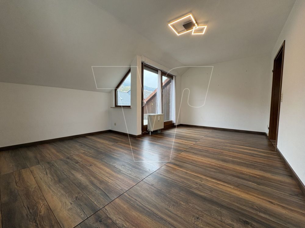 Gepflegte 3-Zimmer-Dachgeschosswohnung mit Stellplatz und Südbalkon