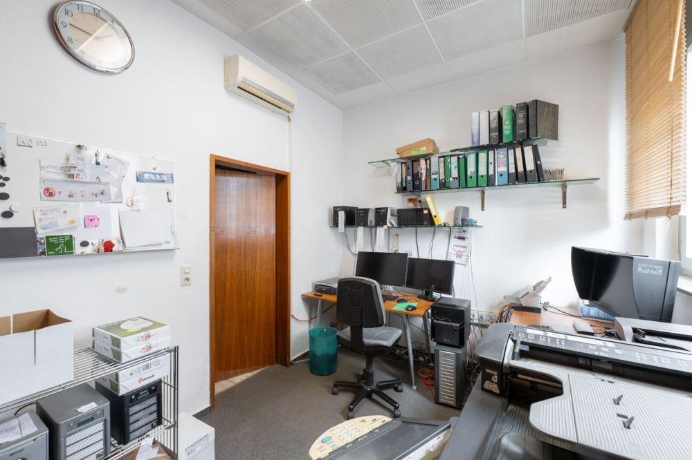 Vielseitiges Gewerbeobjekt mit zwei Ladeneinheiten, großzügiger Nutzfläche und PKW-Stellplätzen