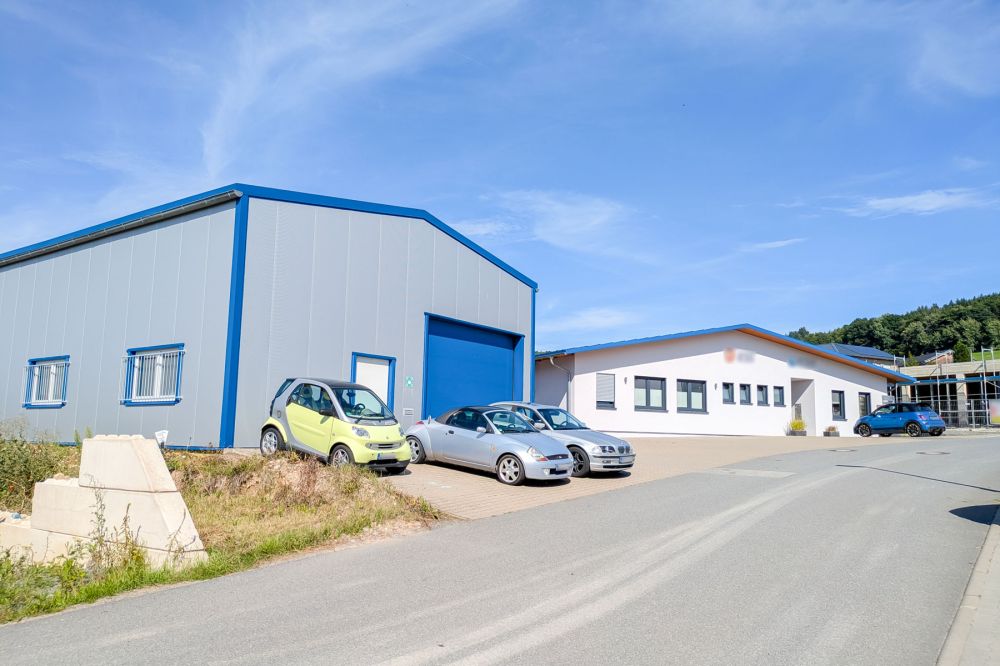 Neuwertiges Gewerbeobjekt – Büro-Gebäude, Lager- & Werk-Halle
in Erbach!