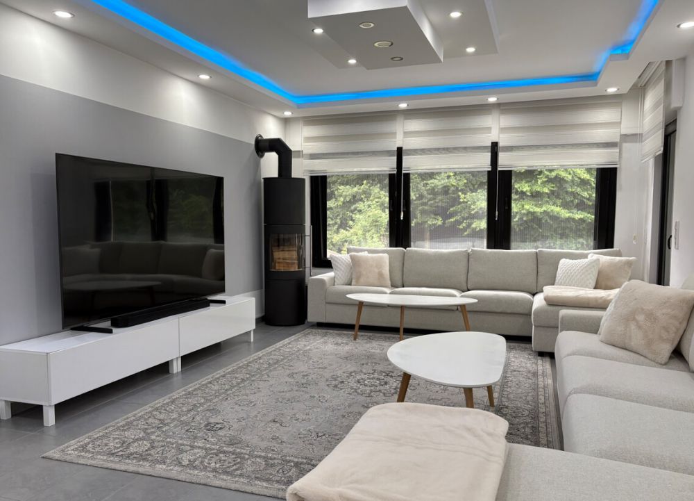 großzügiges helles Wohnzimmer