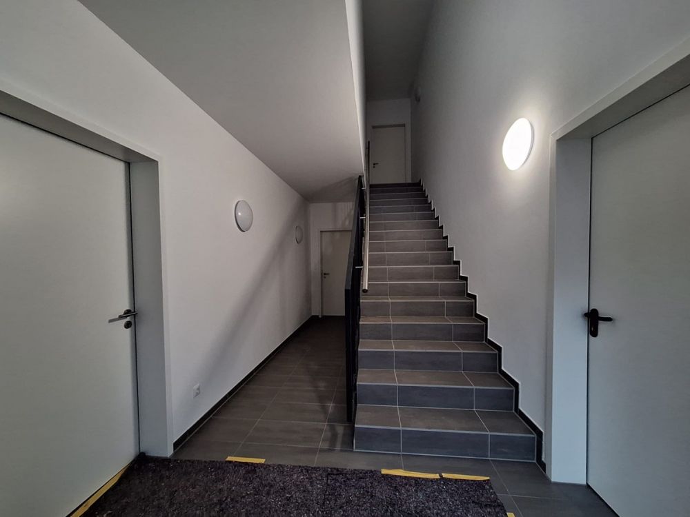 Neu errichtete Produktions-/Ausstellungshalle
im Gewerbegebiet Hungenbach