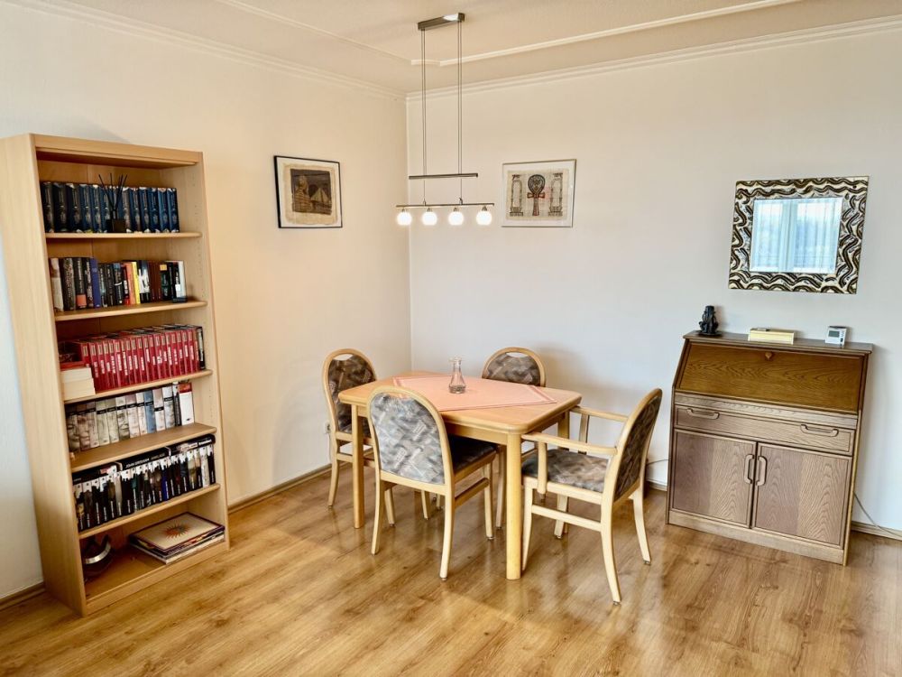 Lichtdurchflutete Eigentumswohnung mit Fernblick
- Tiefgaragenstellplatz+Außenstellplatz & Küche -