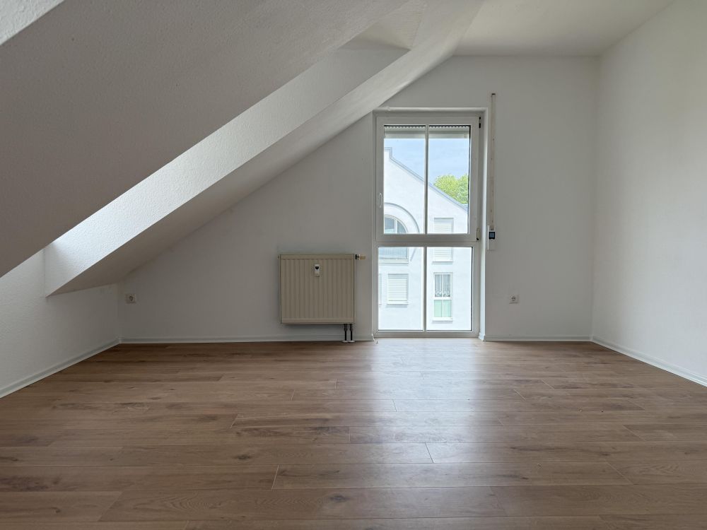 Charmante Dachgeschosswohnung mit Balkon und Blick ins Grüne