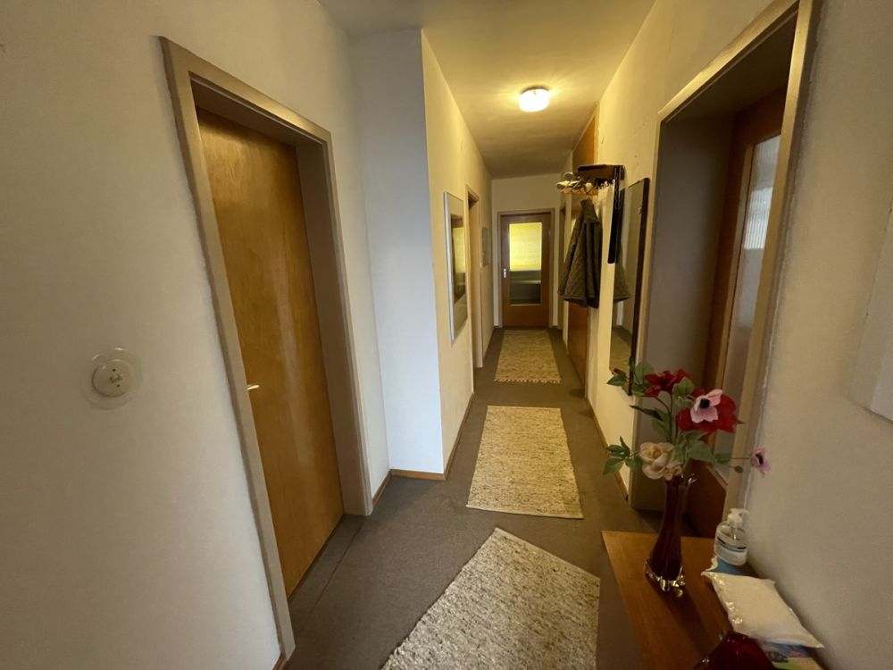 Zentral gelegenes Zweifamilienhaus mit viel Platz und schönem Garten!