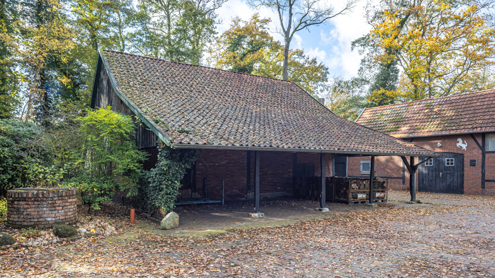 Exklusives und gepflegtes Reetdachanwesen mit Pferdestall in ländlicher Lage von Bad Zwischenahn