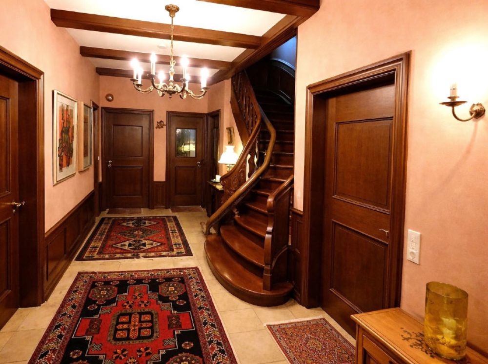 Flur mit repräsentativer Holztreppe