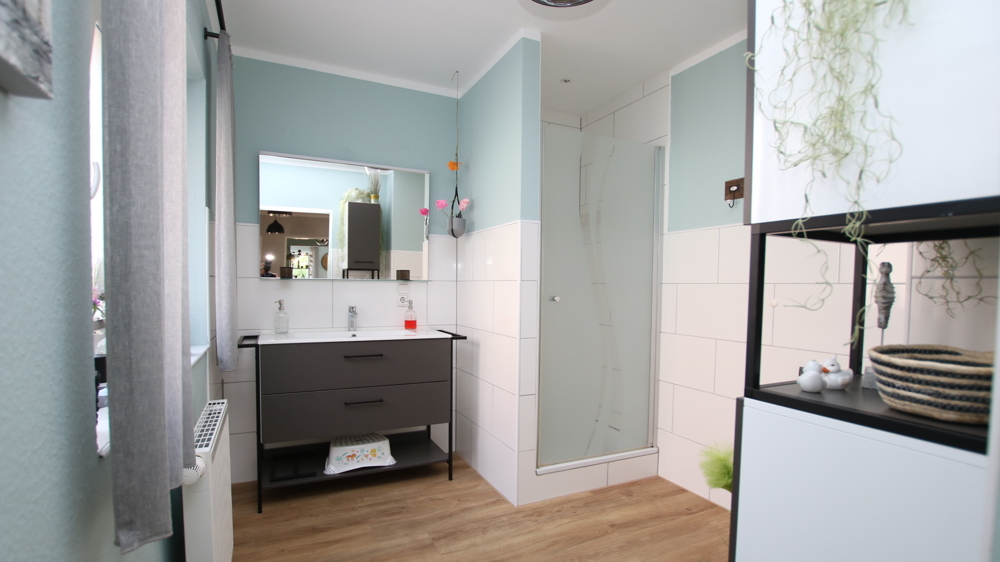 Stilvolle Erdgeschosswohnung mit Einbauküche und Terrasse in Wiefelstede / Zentrum