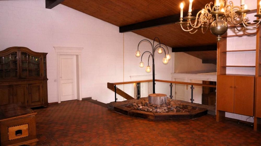 Wohnhalle mit Zugang zum Essbereich