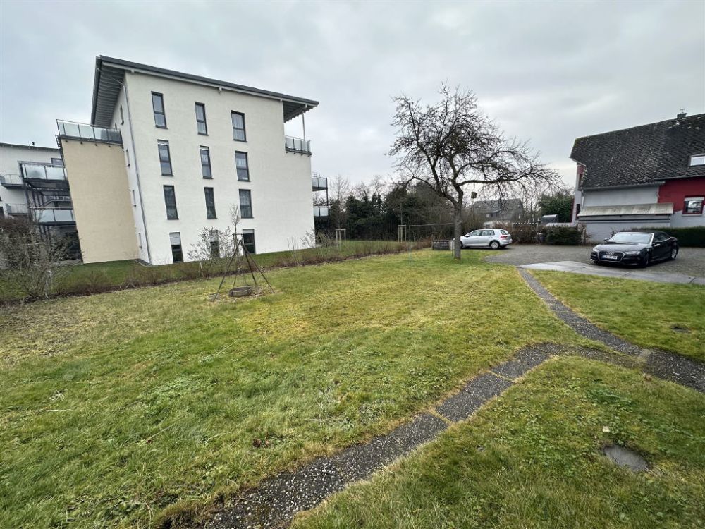 Attraktives Zweifamilienhaus mit großem Grundstück