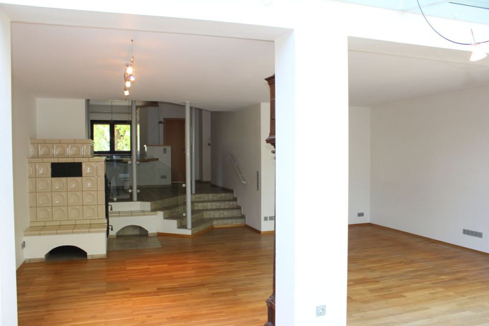 Hofheim-Toplage
Wunderbare Doppelhaushälfte mit Einliegerwohnung