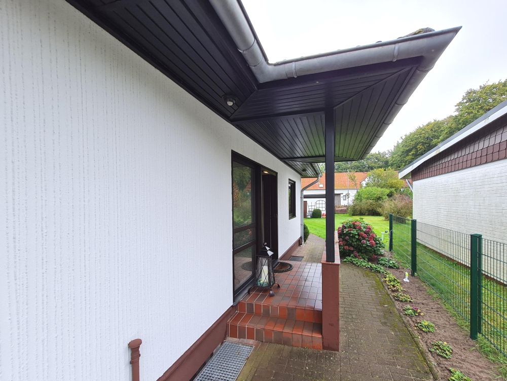 Gepflegter ebenerdiger Bungalow mit schönem Garten und zwei praktischen Garagen