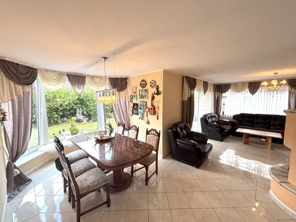 Freistehendes Einfamilienhaus mit repräsentativem Entree + Bürofläche (8)