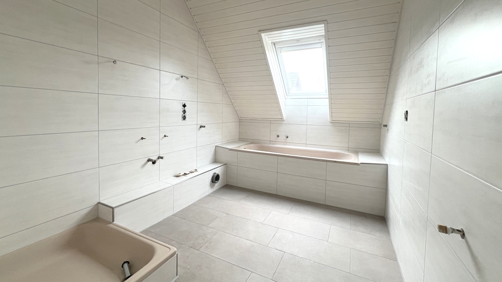 Doppelhaushälfte mit Terrasse, kleinem Garten und Garage
in ruhige, zentraler Wohnlage in Bad Zw'ahn